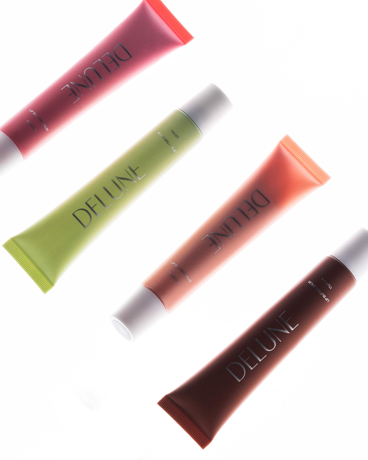 Cuatro tonos del Lip Butter Balm de Delune con muestras brillantes