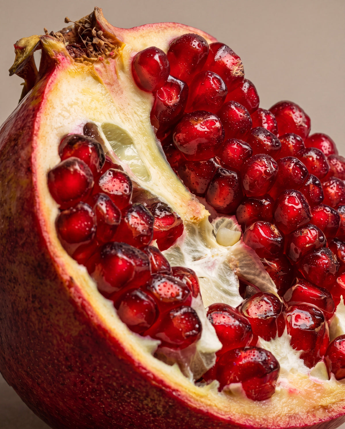 Notas aromáticas de Dark Pomegranate: una granada abierta con semillas color rubí