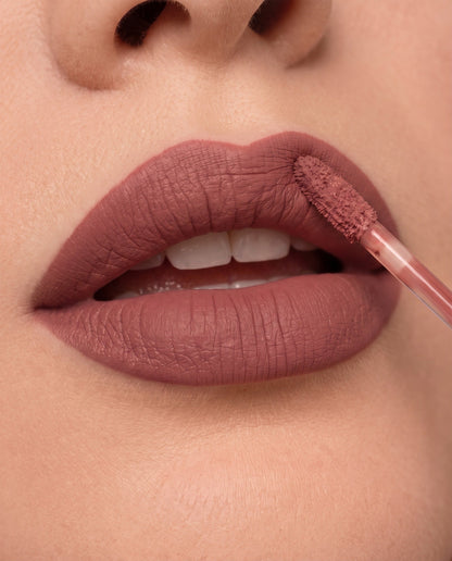 Labial LuxMatte 24-Hour en Date in Dubai aplicado en los labios
