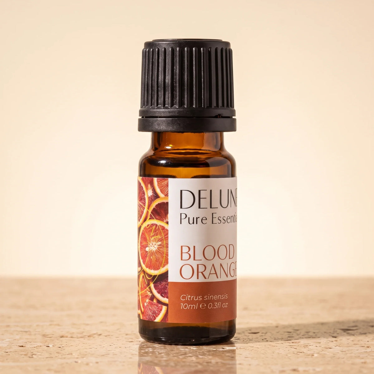 Frasco de vidrio ámbar de 10 ml de aceite esencial puro de naranja sanguina de Delune sobre piedra travertino cálida