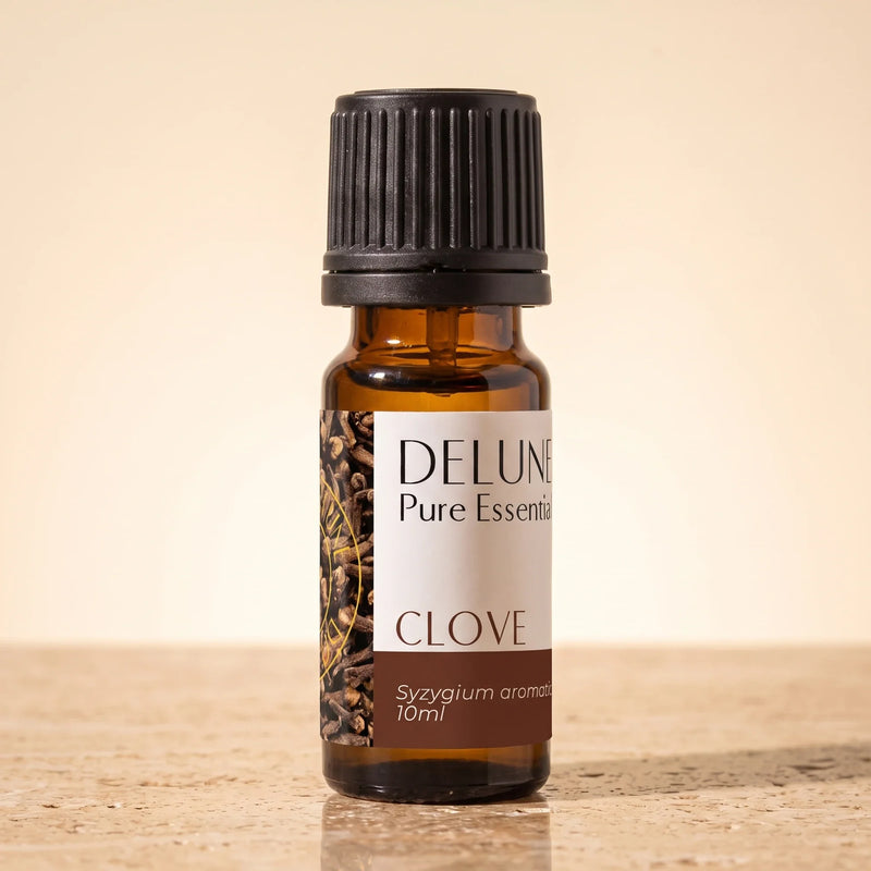 Frasco de vidrio ámbar de 10 ml de aceite esencial puro de clavo de Delune sobre piedra travertino cálida