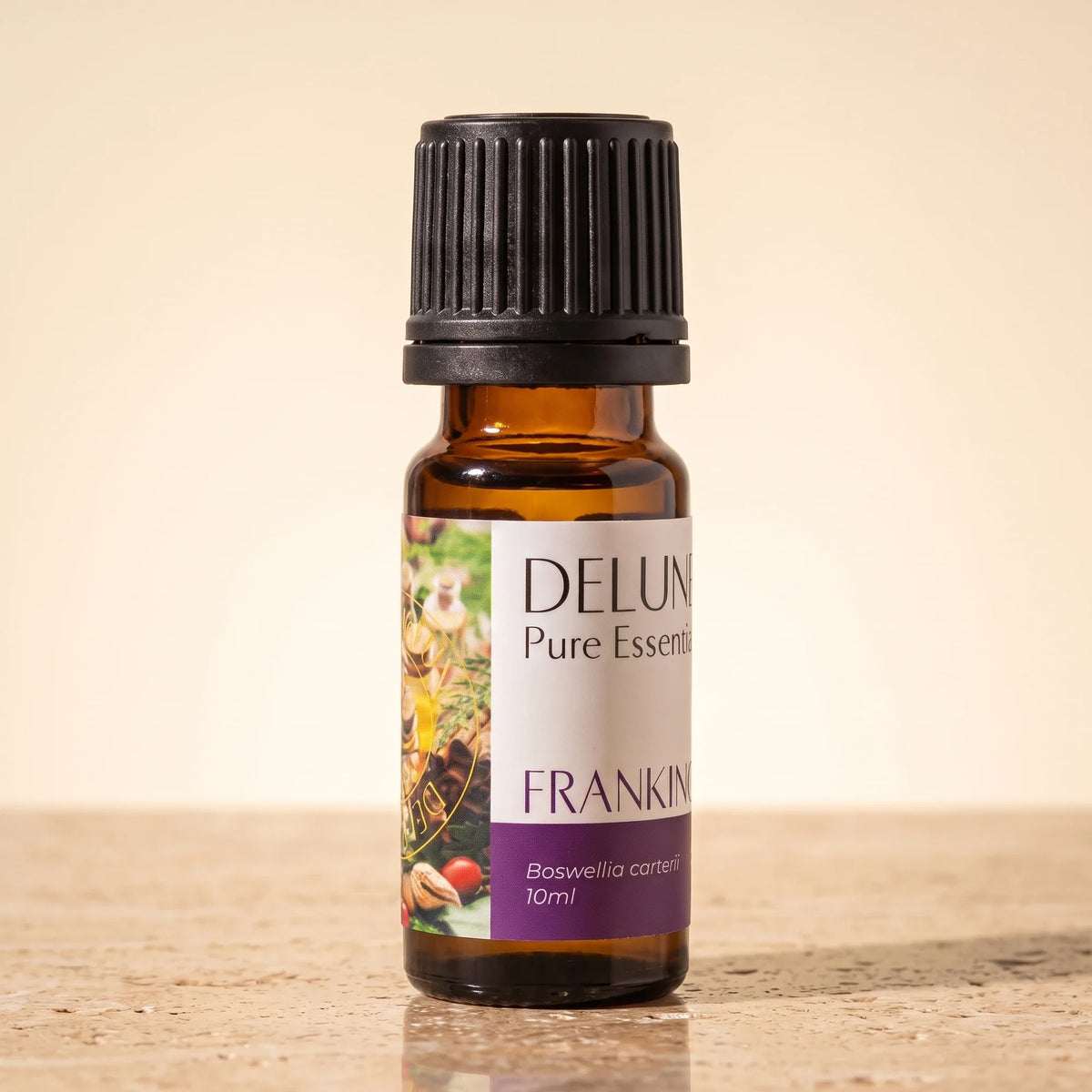Frasco de vidrio ámbar de 10 ml del aceite esencial puro de incienso (Boswellia Carterii) de Delune sobre piedra travertino cálida