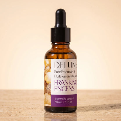Frasco gotero de vidrio ámbar de 30 ml del aceite esencial puro de incienso de Delune sobre piedra travertino cálida