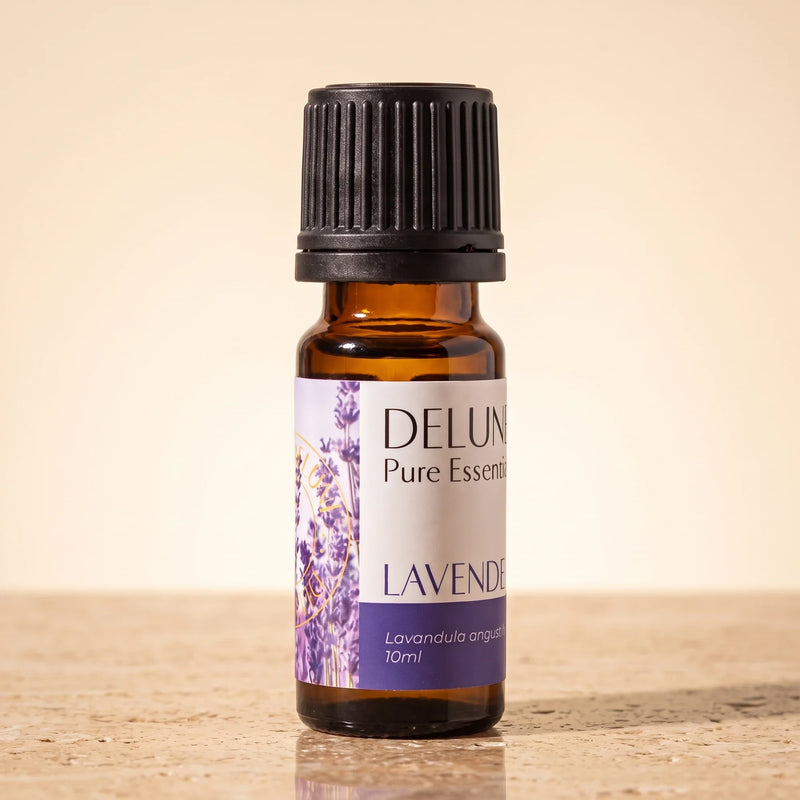 Frasco de vidrio ámbar de 10 ml del Aceite esencial puro de lavanda (búlgara) de Delune sobre travertino cálido