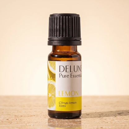 Frasco de vidrio ámbar de 10 ml del Aceite esencial puro de limón amarillo de Delune sobre travertino cálido