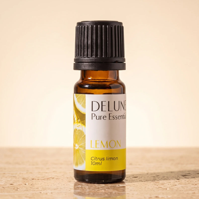 Frasco de vidrio ámbar de 10 ml del Aceite esencial puro de limón de Delune sobre travertino cálido