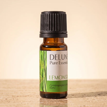 Frasco de vidrio ámbar de 10 ml del Aceite esencial puro de té limón de Delune sobre travertino cálido