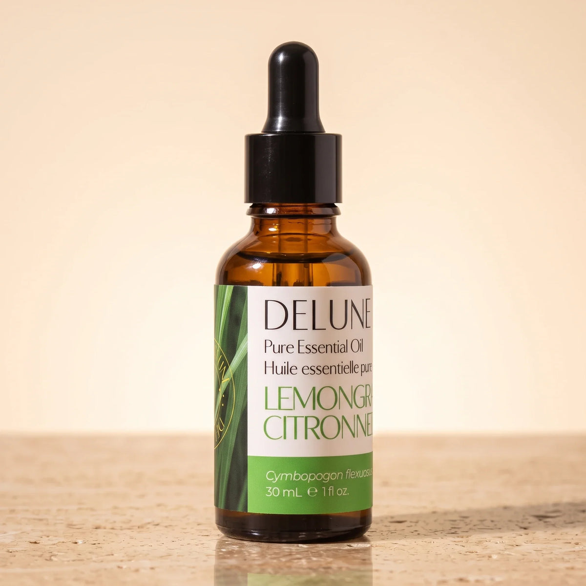 Frasco gotero de vidrio ámbar de 30 ml del Aceite esencial puro de té limón de Delune sobre travertino cálido