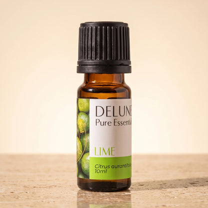Frasco de vidrio ámbar de 10 ml del Aceite esencial puro de limón de Delune sobre travertino cálido