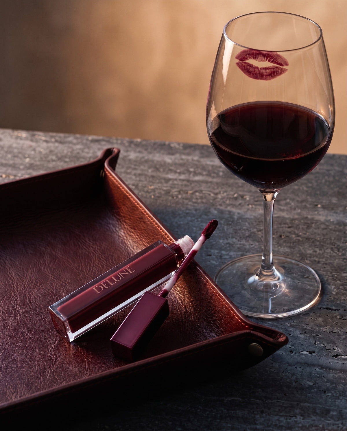 Delune LuxMatte en Cabernet Kiss con una copa de cabernet