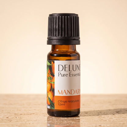 Frasco de vidrio ámbar de 10 ml del Aceite esencial puro de mandarina de Delune sobre travertino cálido