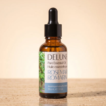 Aceite esencial puro de romero Delune, frasco gotero de vidrio ámbar de 30 ml sobre piedra travertino cálida