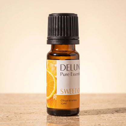 Aceite esencial puro de naranja dulce de Delune, frasco de vidrio ámbar de 10 ml sobre piedra travertino cálida
