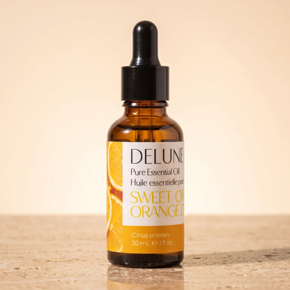 Aceite esencial puro de naranja dulce de Delune, frasco gotero de vidrio ámbar de 30 ml sobre piedra travertino cálida