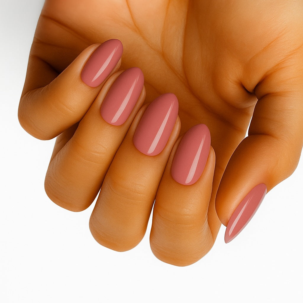 Uñas adhesivas Blush en rosa malva incluidas en el set de cuatro piezas The Nail Edit de Delune