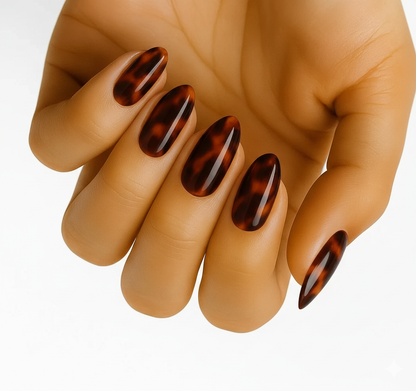 Uñas adhesivas Tortoiseshell incluidas en el set de cuatro piezas The Nail Edit de Delune