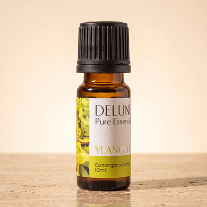 Aceite esencial puro de ylang-ylang de Delune, frasco de vidrio ámbar de 10 ml sobre piedra travertino cálida