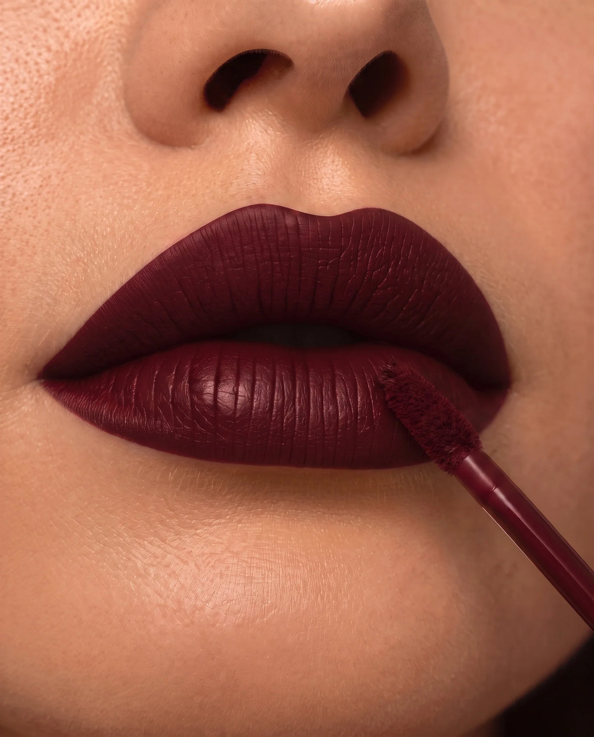 Labial LuxMatte 24-Hour en Cabernet Kiss aplicado en los labios