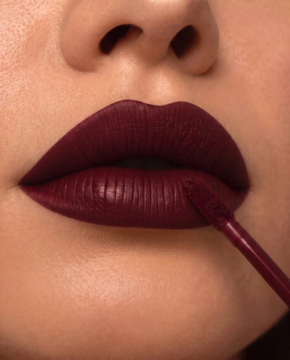 Labial LuxMatte 24-Hour en Cabernet Kiss aplicado en los labios