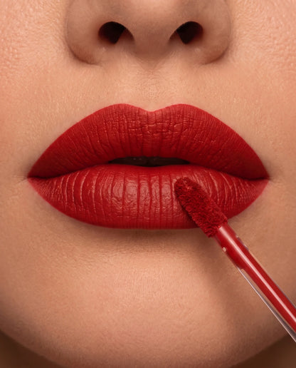 Labial LuxMatte 24-Hour en Jet-Set Red aplicado en los labios