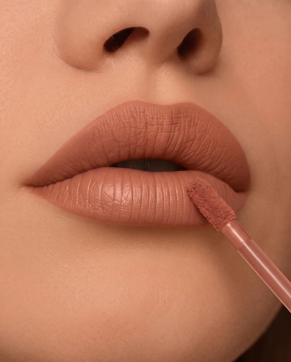 Labial LuxMatte 24-Hour en Rose Latte aplicado en los labios
