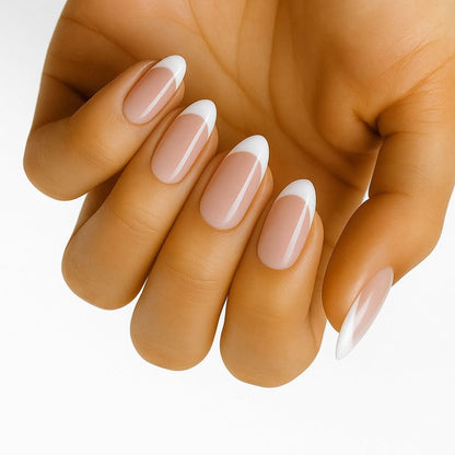 Uñas adhesivas French Manicure (semitransparentes) sin lámpara UV: acercamiento a uñas almendradas rosa nude con puntas francesas blancas y nítidas