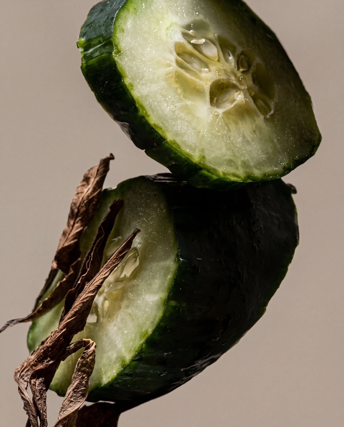 Notas olfativas de Earl Grey & Cucumber: rodajas de pepino con hojas secas de té Earl Grey