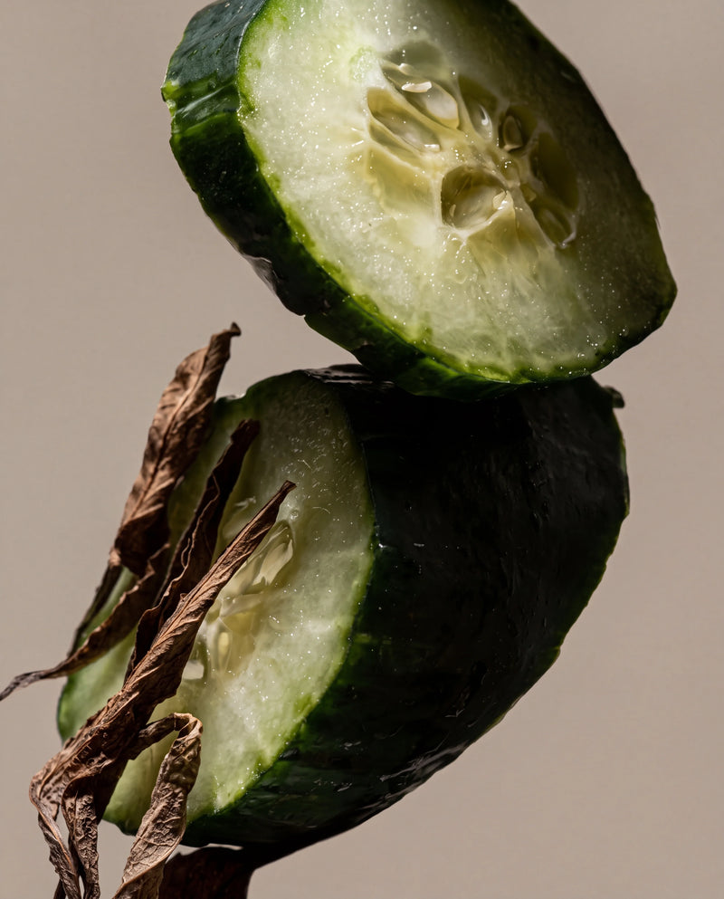Notas olfativas de Earl Grey & Cucumber: rodajas de pepino con hojas secas de té Earl Grey